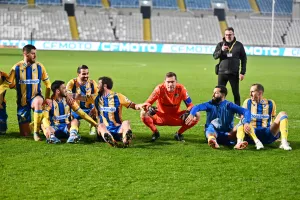 (ΒΙΝΤΕΟ Kerkida) Σα Πίντο... σαν Κλοπ και ΟΛΟΙ μαζί "Για σένα έχω χάσει το μυαλό" 
