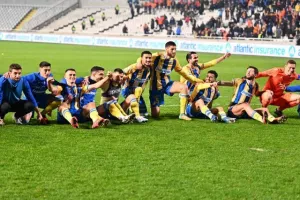 ΑΠΟΕΛ-Άρης: Ο Ντονγκαλά έβαψε την κορυφή γαλαζοκίτρινη! (Φώτος)