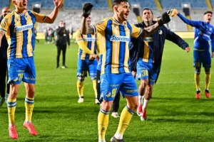 ΑΠΟΕΛ-Άρης: Ο Ντονγκαλά έβαψε την κορυφή γαλαζοκίτρινη! (Φώτος)