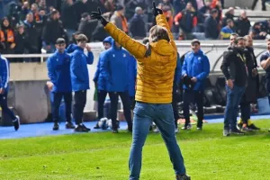 ΑΠΟΕΛ-Άρης: Ο Ντονγκαλά έβαψε την κορυφή γαλαζοκίτρινη! (Φώτος)