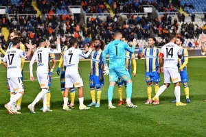 ΑΠΟΕΛ - ΑΕΚ: Ματσάρα με τέσσερα γκολ, έντονες συγκινήσεις και "Χ"ωρίς νικητή (Φώτος)