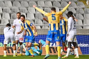 ΑΠΟΕΛ - ΑΕΚ: Ματσάρα με τέσσερα γκολ, έντονες συγκινήσεις και "Χ"ωρίς νικητή (Φώτος)