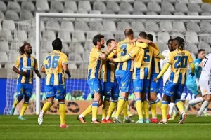 ΑΠΟΕΛ - ΑΕΚ: Ματσάρα με τέσσερα γκολ, έντονες συγκινήσεις και "Χ"ωρίς νικητή (Φώτος)