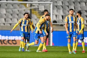 ΑΠΟΕΛ - ΑΕΚ: Ματσάρα με τέσσερα γκολ, έντονες συγκινήσεις και "Χ"ωρίς νικητή (Φώτος)