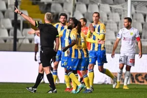 ΑΠΟΕΛ - ΑΕΚ: Ματσάρα με τέσσερα γκολ, έντονες συγκινήσεις και "Χ"ωρίς νικητή (Φώτος)