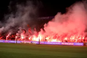 Και ο κόσμος να τραγουδά στην εξέδρα 