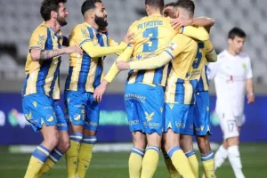 ΑΠΟΕΛ - ΑΕΚ: Ματσάρα με τέσσερα γκολ, έντονες συγκινήσεις και "Χ"ωρίς νικητή (Φώτος)