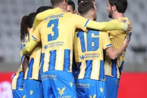 ΑΠΟΕΛ - ΑΕΚ: Ματσάρα με τέσσερα γκολ, έντονες συγκινήσεις και "Χ"ωρίς νικητή (Φώτος)
