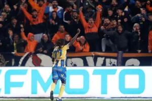 ΑΠΟΕΛ-Άρης: Ο Ντονγκαλά έβαψε την κορυφή γαλαζοκίτρινη! (Φώτος)