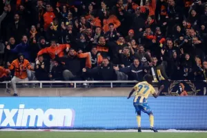 ΑΠΟΕΛ-Άρης: Ο Ντονγκαλά έβαψε την κορυφή γαλαζοκίτρινη! (Φώτος)