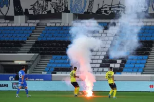 Φωτοβολίδα προσγειώθηκε εντός γηπέδου! (ΦΩΤΟΣ/Kerkida)