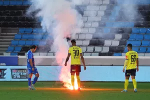 Φωτοβολίδα προσγειώθηκε εντός γηπέδου! (ΦΩΤΟΣ/Kerkida)