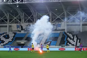 Φωτοβολίδα προσγειώθηκε εντός γηπέδου! (ΦΩΤΟΣ/Kerkida)