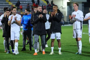Χειροκρότημα και σύνθημα για κύπελλο στο πέταλο με τους... 50 (Βίντεο Kerkida)