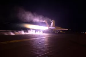 Κλιμάκωση στη Μέση Ανατολή - ΗΠΑ και Βρετανία βομβαρδίζουν τους Χούθι στην Υεμένη