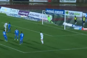 Επέμβαση... καλύτερη και απ' το πέναλτι! (Βίντεο)