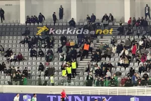 Οπαδοί της Ομόνοιας στην κερκίδα του Άρη/ Ένταση και... παρέμβαση stewards