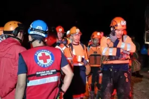 Φιλιππίνες: Κατολίσθηση έθαψε δυο λεωφορεία με 20 επιβάτες -Πέντε νεκροί, επιχείρηση διασωστών