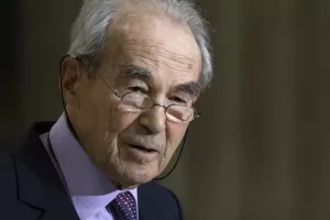 Γαλλία: Πέθανε ο πρώην υπουργός Δικαιοσύνης Ρομπέρ Μπαντεντέρ -Κατάργησε τη θανατική ποινή