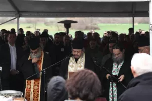 Τραγωδία στα Τέμπη: Λύγισε ο ιερέας την ώρα που διάβαζε τα ονόματα των 57 θυμάτων - Δείτε βίντεο