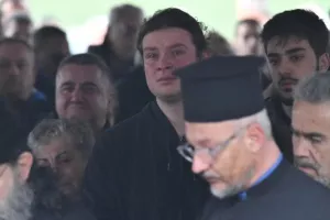 Τραγωδία στα Τέμπη: Λύγισε ο ιερέας την ώρα που διάβαζε τα ονόματα των 57 θυμάτων - Δείτε βίντεο