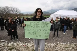 Τραγωδία στα Τέμπη: Λύγισε ο ιερέας την ώρα που διάβαζε τα ονόματα των 57 θυμάτων - Δείτε βίντεο