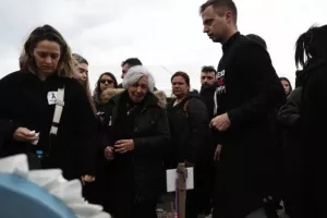 Τραγωδία στα Τέμπη: Λύγισε ο ιερέας την ώρα που διάβαζε τα ονόματα των 57 θυμάτων - Δείτε βίντεο