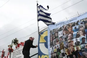 Τραγωδία στα Τέμπη: Λύγισε ο ιερέας την ώρα που διάβαζε τα ονόματα των 57 θυμάτων - Δείτε βίντεο