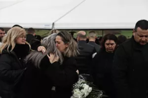 Τραγωδία στα Τέμπη: Λύγισε ο ιερέας την ώρα που διάβαζε τα ονόματα των 57 θυμάτων - Δείτε βίντεο