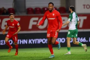 Νέα Σαλαμίνα-ΑΕΖ: Ισοπαλία με (χ)αμένη την ομάδα του Ζακακίου (φώτος)