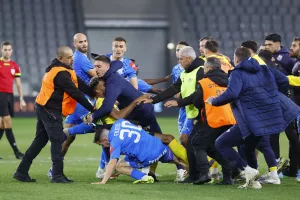 Άσχημες εικόνες στο φινάλε/Κόκκινες σε Ντε Λούκας και Πέρετζ