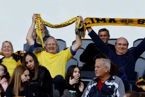 (Φώτος) Συνταξιούχοι και γυναικόπαιδα στο ΑΕΛ-ΑΕΖ