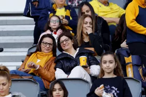(Φώτος) Συνταξιούχοι και γυναικόπαιδα στο ΑΕΛ-ΑΕΖ