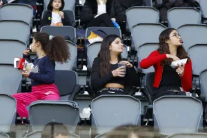 (Φώτος) Συνταξιούχοι και γυναικόπαιδα στο ΑΕΛ-ΑΕΖ
