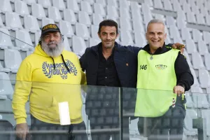 (Φώτος) Συνταξιούχοι και γυναικόπαιδα στο ΑΕΛ-ΑΕΖ