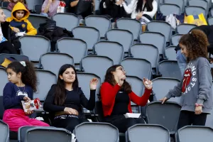 (Φώτος) Συνταξιούχοι και γυναικόπαιδα στο ΑΕΛ-ΑΕΖ