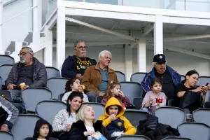 (Φώτος) Συνταξιούχοι και γυναικόπαιδα στο ΑΕΛ-ΑΕΖ