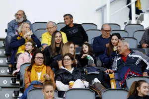(Φώτος) Συνταξιούχοι και γυναικόπαιδα στο ΑΕΛ-ΑΕΖ