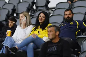 (Φώτος) Συνταξιούχοι και γυναικόπαιδα στο ΑΕΛ-ΑΕΖ