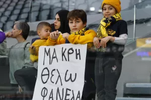 (Φώτος) Συνταξιούχοι και γυναικόπαιδα στο ΑΕΛ-ΑΕΖ