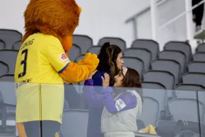 (Φώτος) Συνταξιούχοι και γυναικόπαιδα στο ΑΕΛ-ΑΕΖ