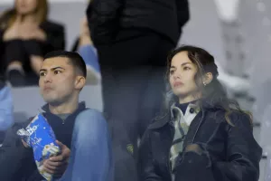 (Φώτος) Συνταξιούχοι και γυναικόπαιδα στο ΑΕΛ-ΑΕΖ