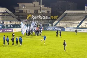 (ΒΙΝΤΕΟ Kerkida) Τα αδέλφια αντάμωσαν στο ΠΑΠ: Ανταλλαγή αναμνηστικών, πανό και... πέταλο!