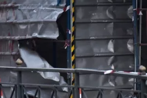 Έκρηξη στη Σταδίου, απέναντι από το υπουργείο Εργασίας - Ζημιές και σπασμένα τζάμια στα γειτονικά κτίρια