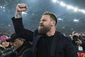 Τρελαμένος μετά την πρόκριση της Ρόμα ο Ντε Ρόσι, πανηγύρισε μπροστά στην «Curva»
