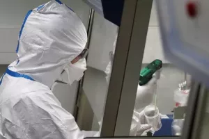 Mελέτες στη Γαλλία δείχνουν πως χωρίς lockdown και εμβόλια οι θάνατοι από κορωνοϊο θα ήταν υπερδιπλάσιοι