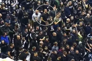«Έδωσε» τραμπούκο οπαδό που πέταξε αντικείμενο στους παίκτες της ομάδας!
