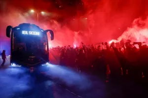 Υποδοχή με καπνογόνα  για την αποστολή της Σοσιεδάδ πριν τον ημιτελικό με τη Μαγιόρκα!