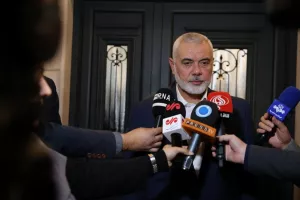 O ηγέτης της Χαμάς ζυγίζει πρόταση για ανακωχή ενώ μαίνονται οι μάχες στη Λωρίδα της Γάζας