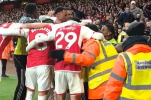 Ο Χάβερτς αγκάλιασε τον steward στους πανηγυρισμούς και δεν τον άφησε να κάνει τη δουλειά του! (βίντεο)